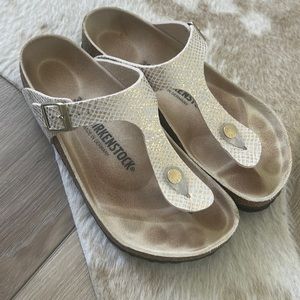 Birkenstock Gizeh Shiny Python Eggshell